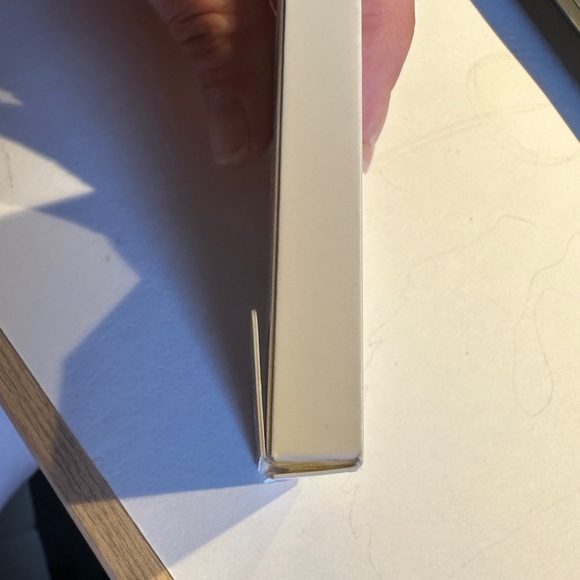 AIR TAG NEW IN BOX - Picture 3 of 3